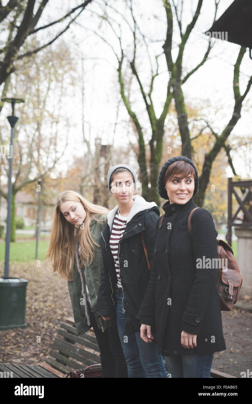 Tres hermanas posando en el parque Foto de stock