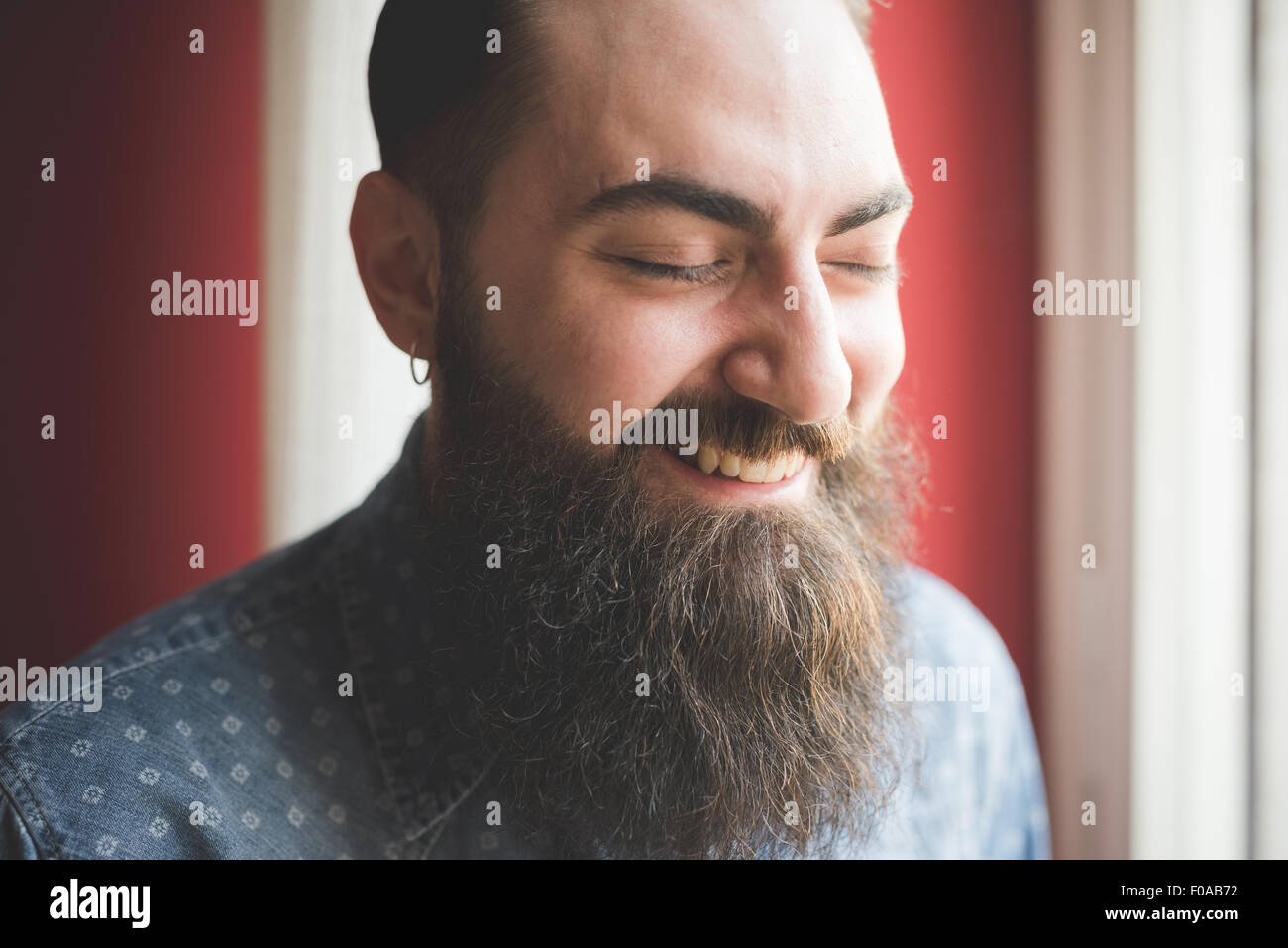 Retrato de hombre joven con barba Foto de stock
