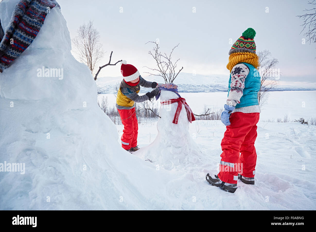 Dos niños haciendo muñecos de nieve , Hemavan,Suecia Foto de stock