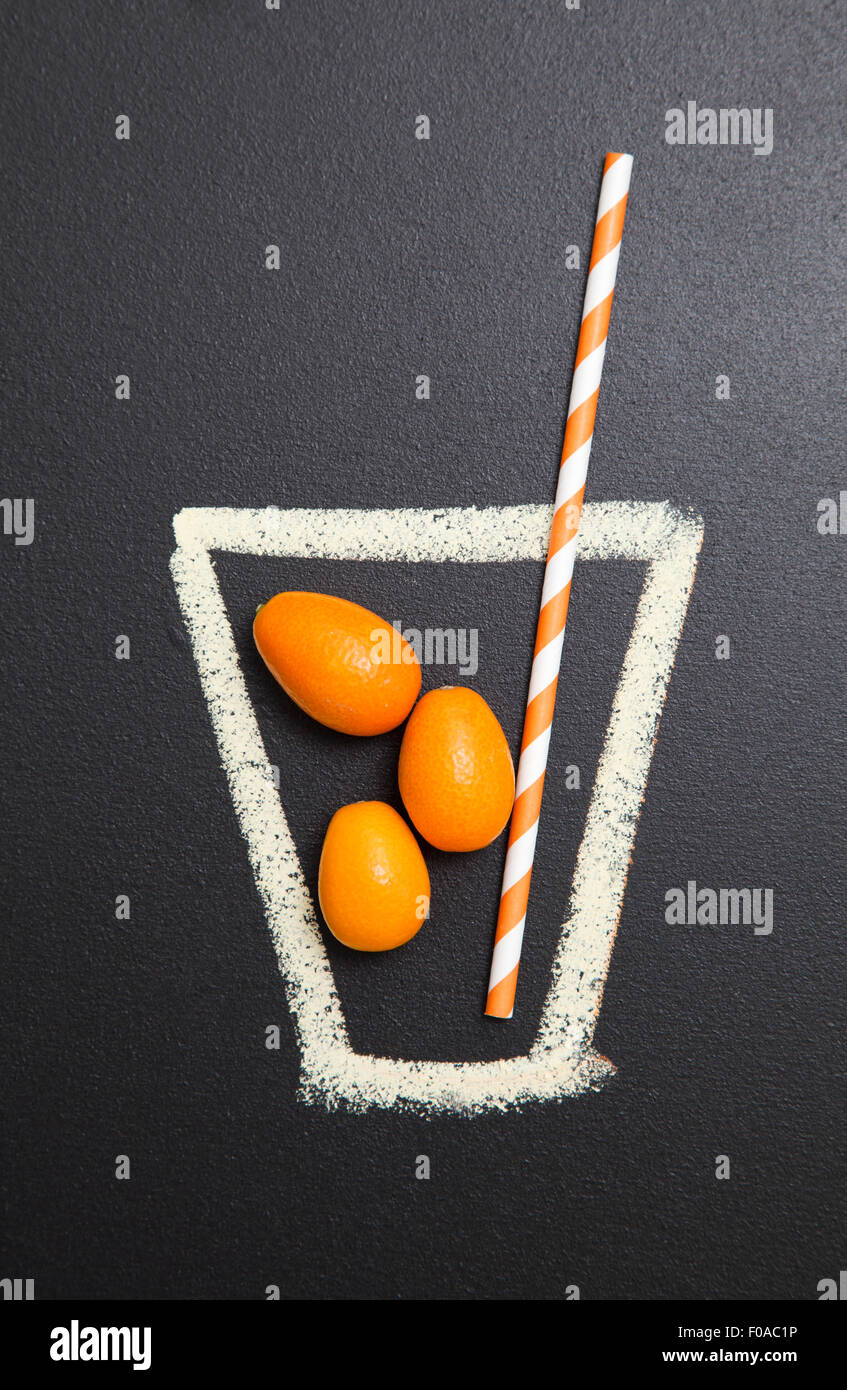 Blackboard ilustración de vaso para beber con kumquats y bebiendo la paja Foto de stock