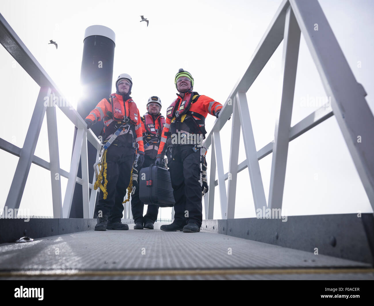 Los ingenieros de parques eólicos offshore en puerto en la pasarela Foto de stock