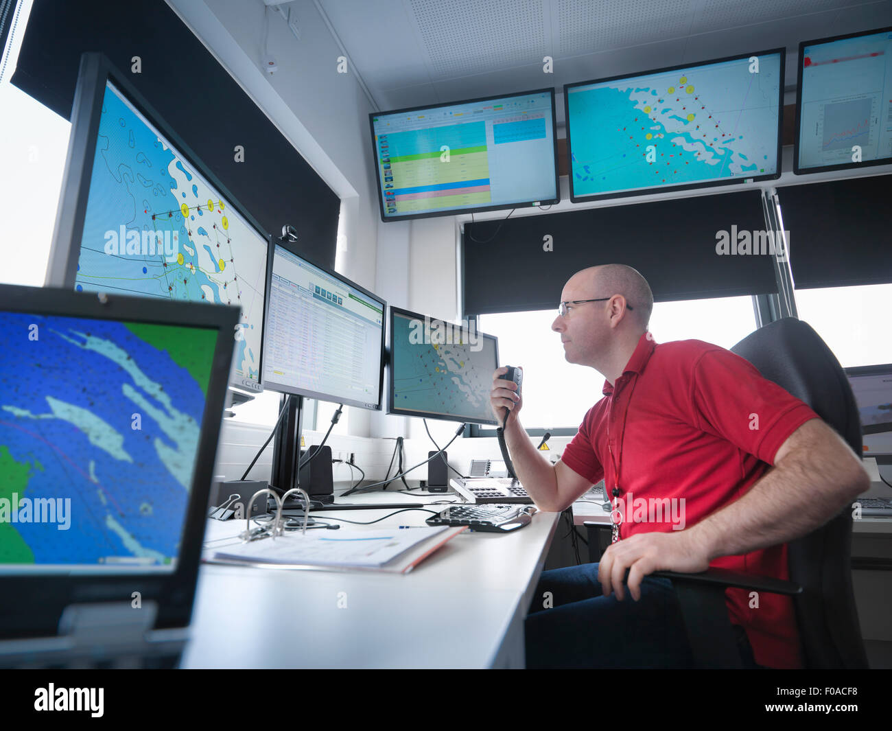 Operador de sala de control de parques eólicos offshore Foto de stock