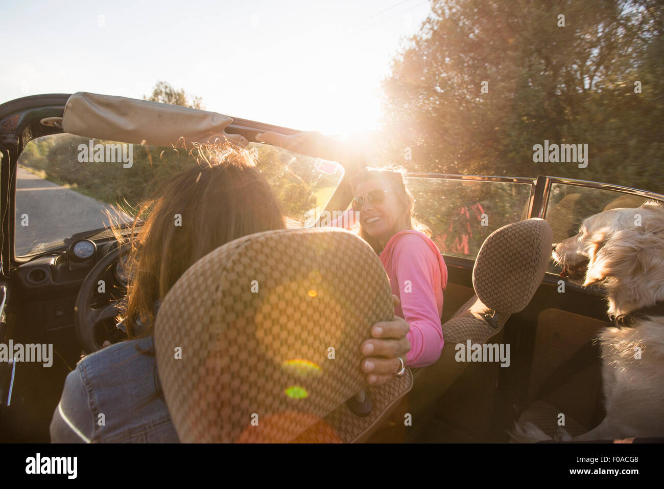 Dos mujeres maduras en coche convertible, vista trasera Foto de stock