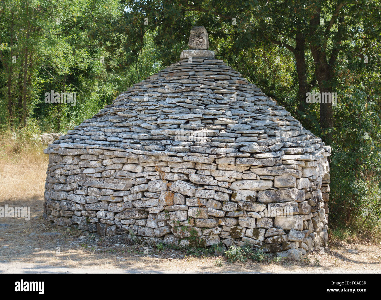 Istria, Croacia. Un kazun (kažun), un tradicional de piedra circulares de piedra seca edificio utilizado como refugio de pastor. Foto de stock