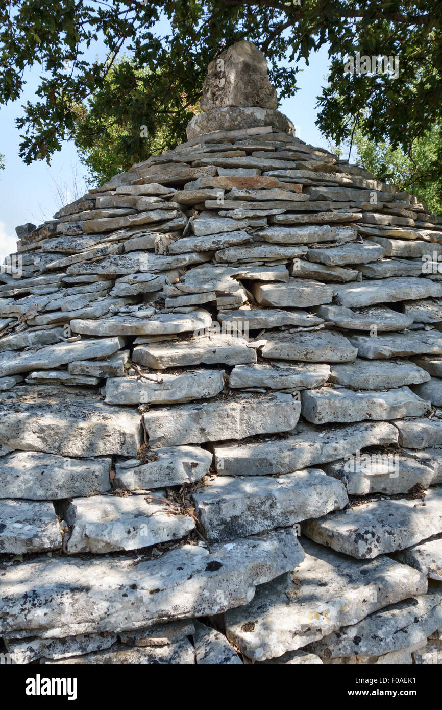 Istria, Croacia. Un kazun (kažun), un tradicional de piedra circulares de piedra seca edificio utilizado como pastor de la vivienda - Detalle de techo Foto de stock