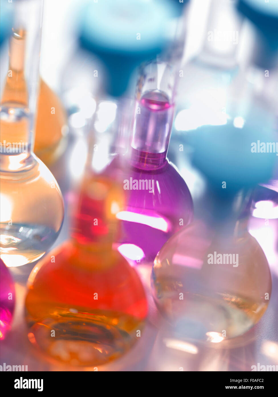 El material de vidrio de laboratorio de frascos que contienen productos químicos en un laboratorio Foto de stock