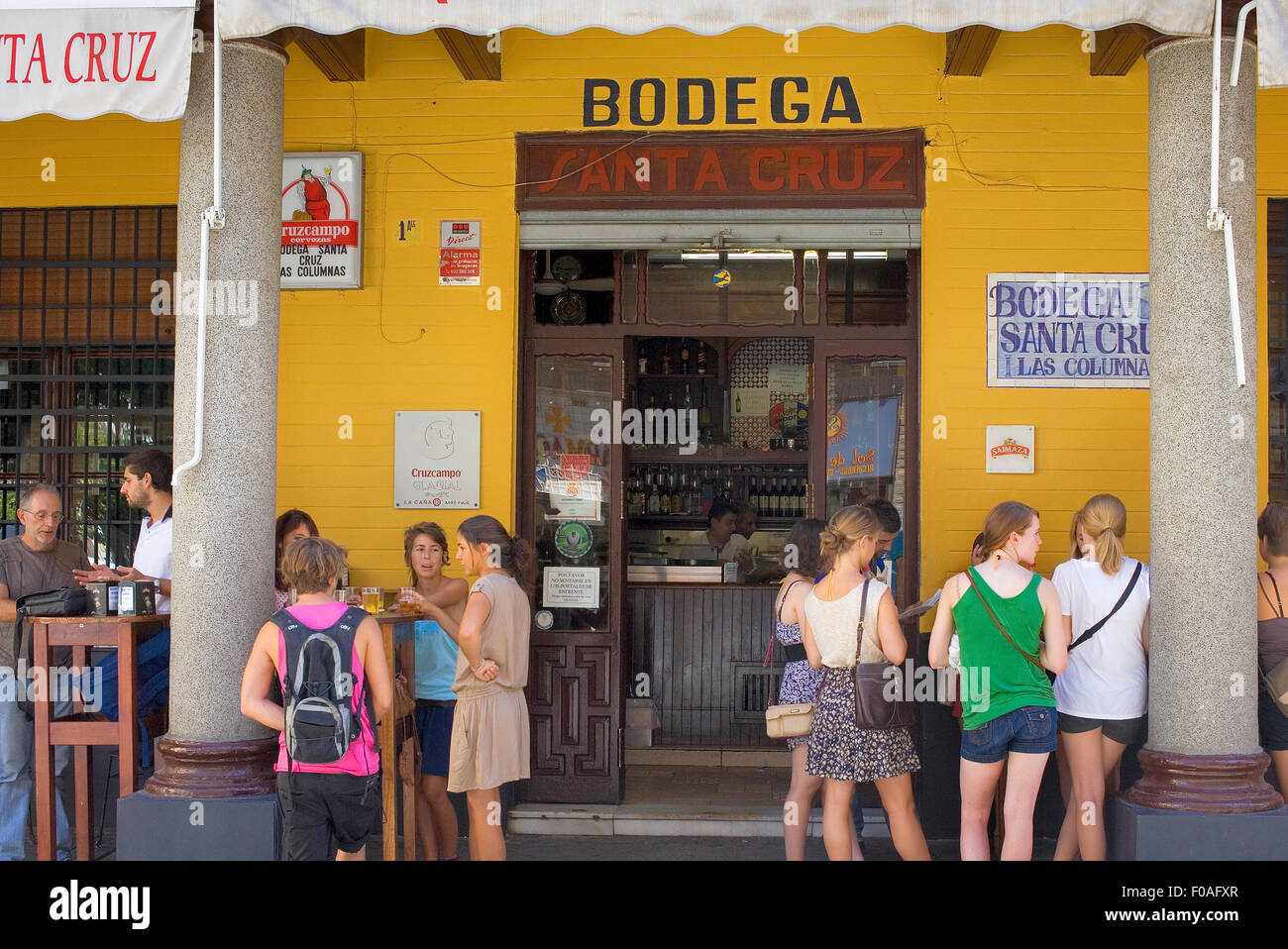 Bodega Santa Cruz, 1 Calle Rodrigo Caro, uno de los bares de tapas más  populares en el barrio de Santa Cruz, Sevilla,Andalucía,Spain Fotografía de  stock - Alamy