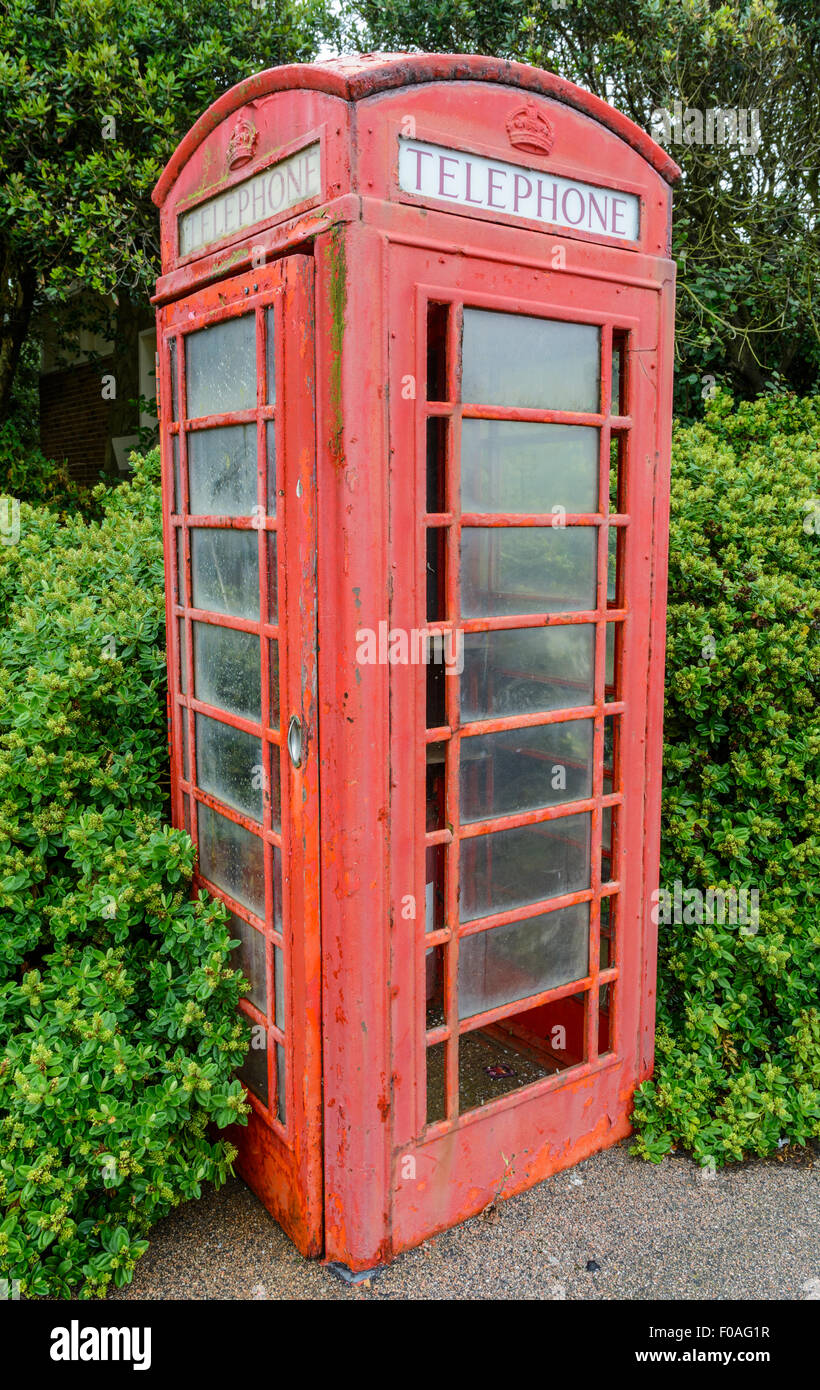 British Telecom K6 modelo teléfono rojo caja (quiosco de teléfonos) en mal estado, Grado II, en Littlehampton, West Sussex, Inglaterra, Reino Unido. Foto de stock