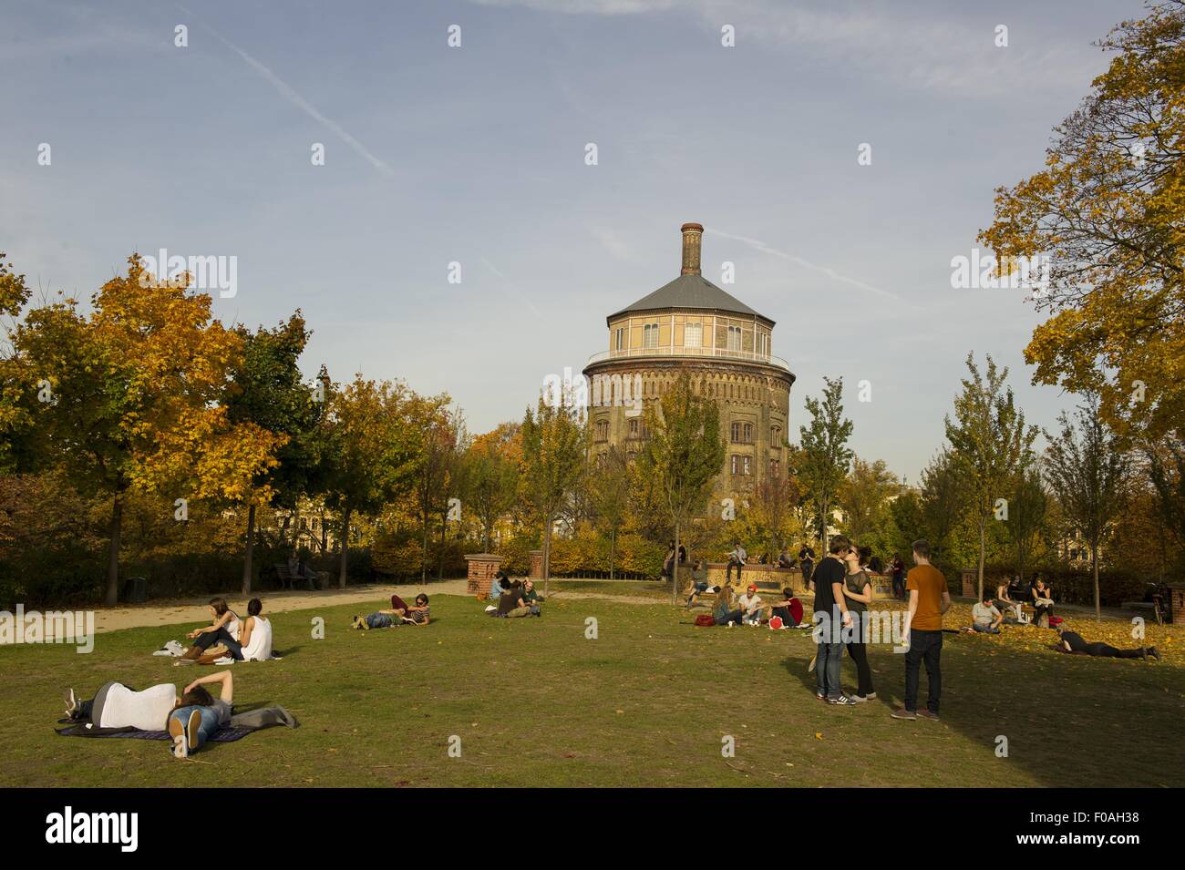 Las personas relajante en el parque con el edificio de fondo en Prenzlauer Berg, Berlín, Alemania Foto de stock