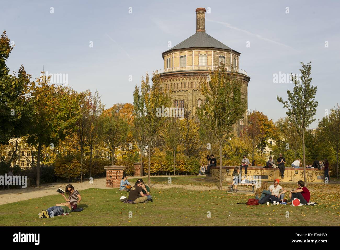 Las personas relajante en el parque con el edificio de fondo en Prenzlauer Berg, Berlín, Alemania Foto de stock