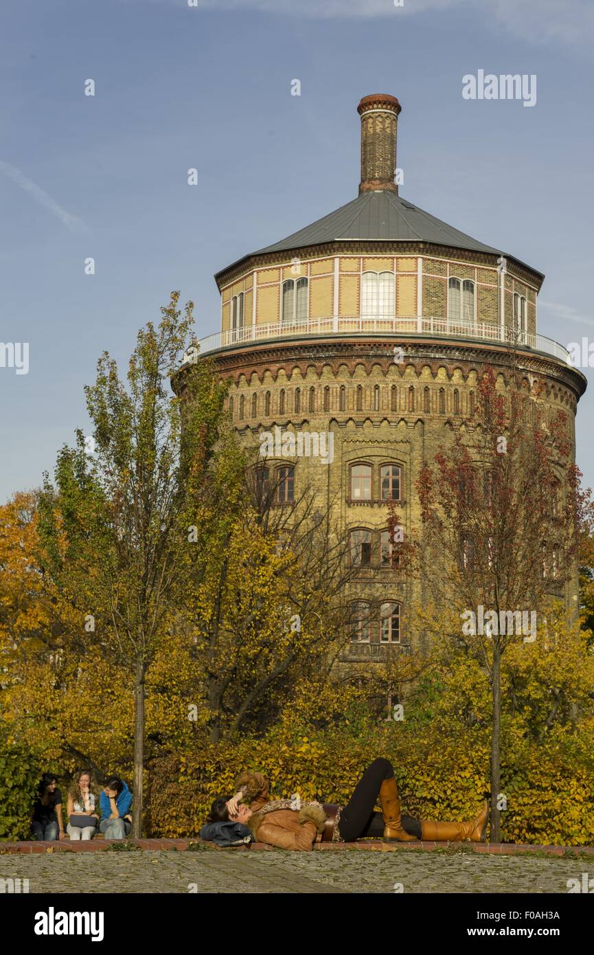 Las personas relajante en el parque con el edificio de fondo en Prenzlauer Berg, Berlín, Alemania Foto de stock