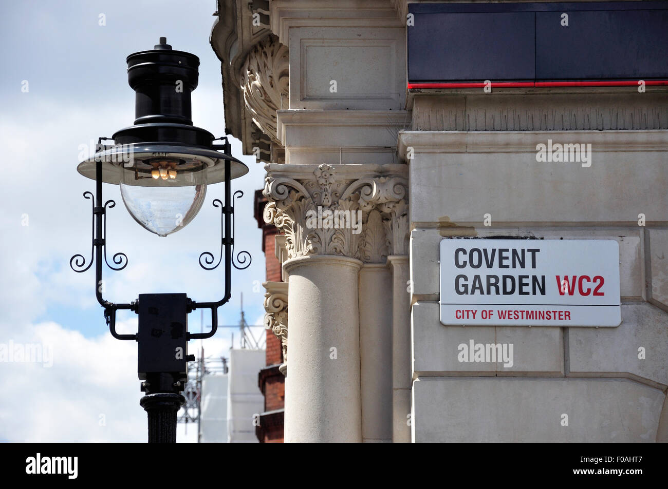 Signo de Covent Garden y la lámpara de gas, en Covent Garden, la ciudad de Westminster, London, England, Reino Unido Foto de stock