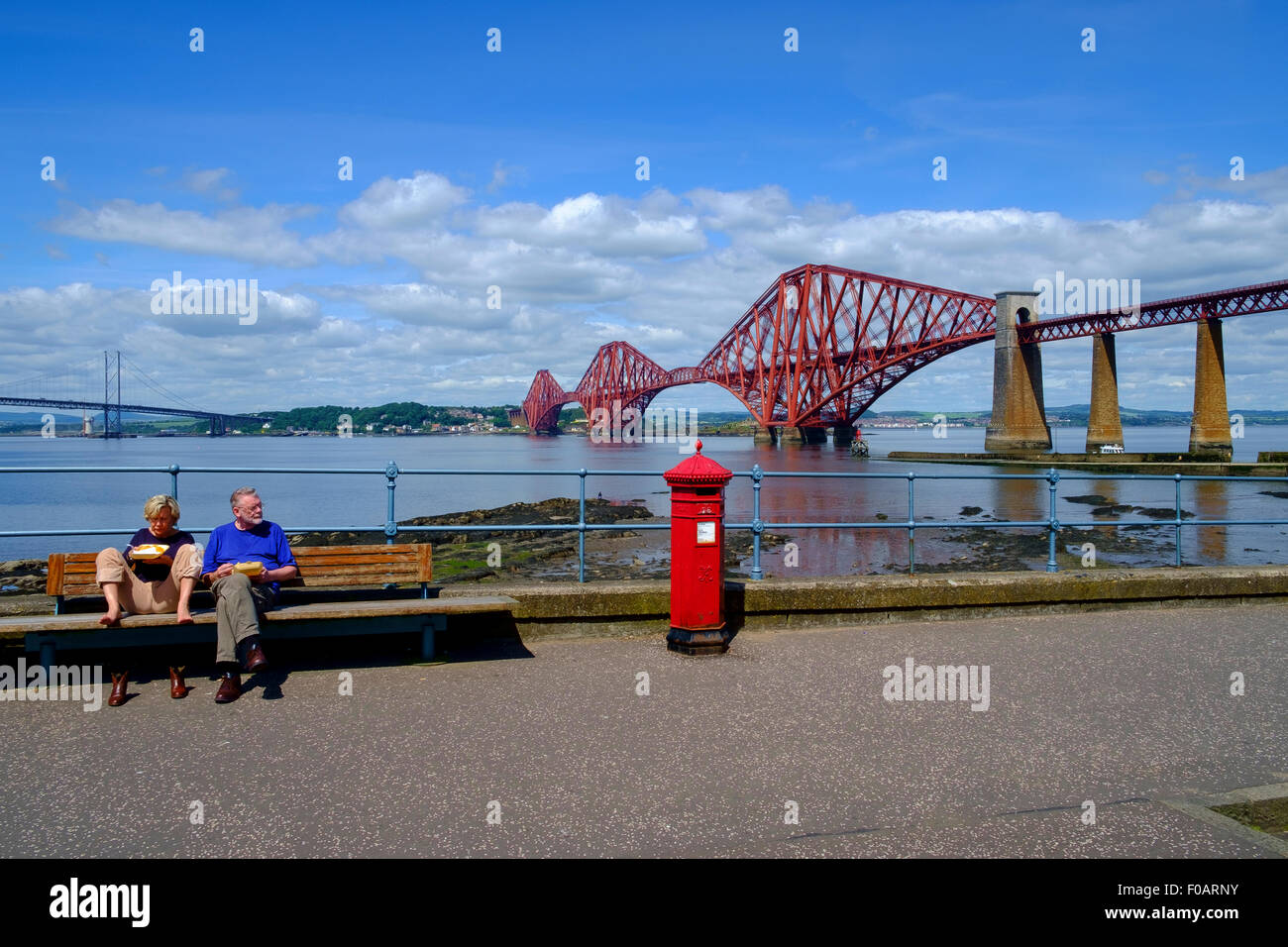 El Forth Bridge es un puente de ferrocarril en voladizo sobre el Firth of Forth, en el este de Escocia, a 9 millas al oeste de la ciudad de Edimburgo Foto de stock