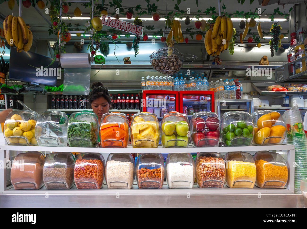 Tienda de jugos de frutas fotografías e imágenes de alta resolución - Alamy