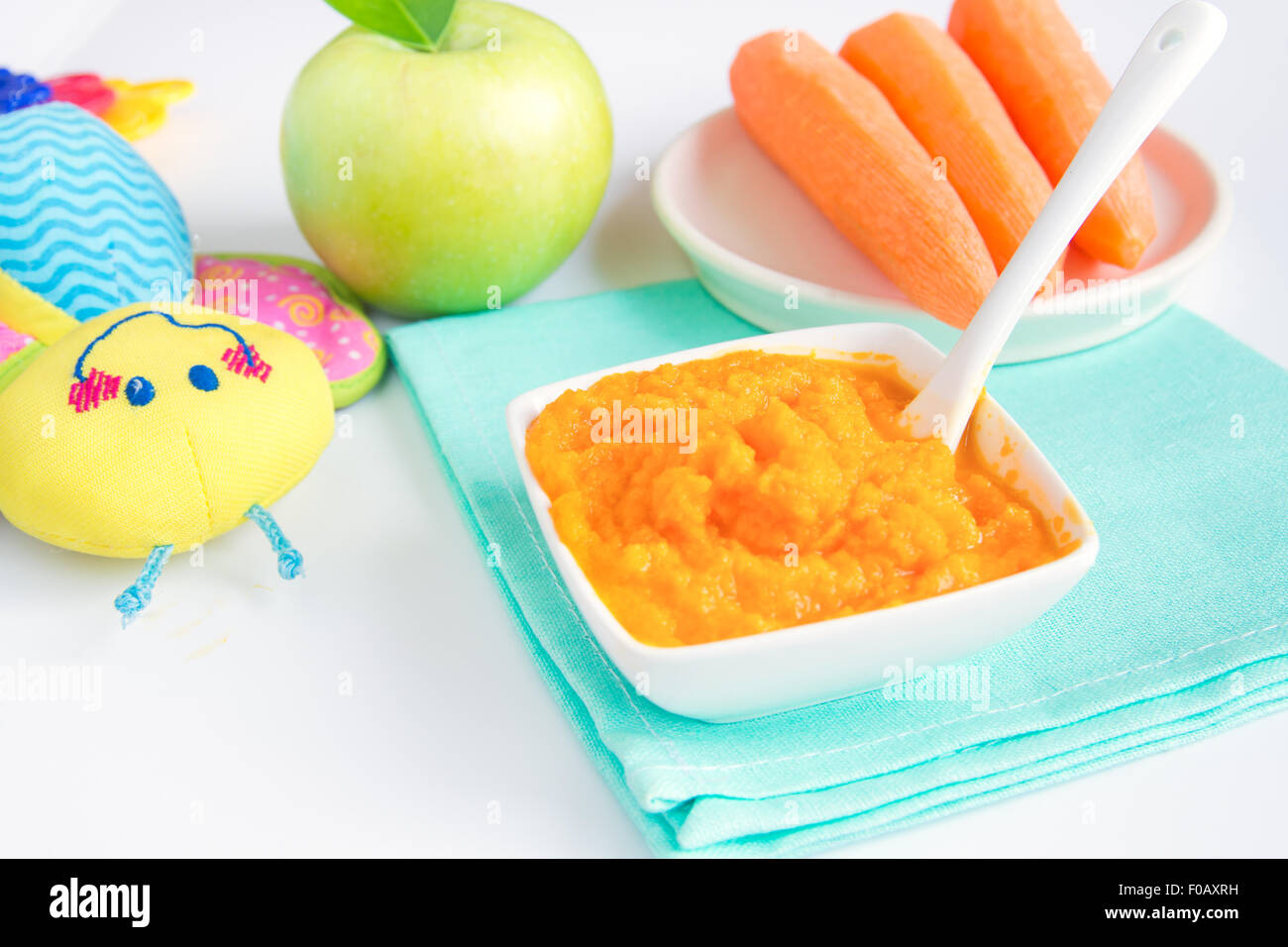 Comida para bebés (puré de zanahoria y aplle) cerrar el cuadro blanco Foto de stock