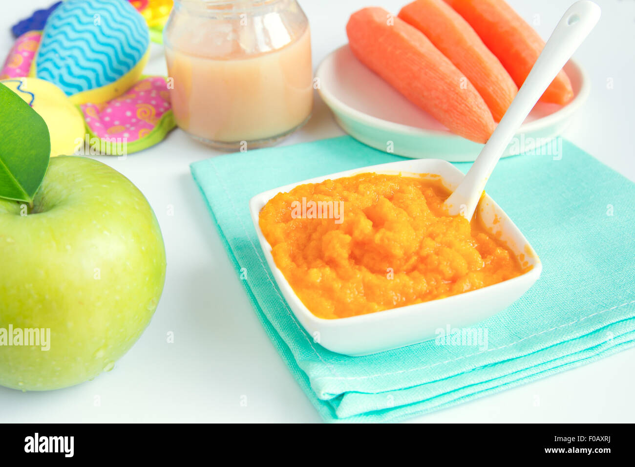 Comida para bebés (puré de zanahoria y aplle) cerrar el cuadro blanco Foto de stock