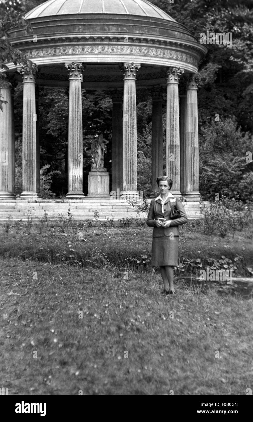 Una mujer de pie en el templo del amor en el Jardín Inglés del Petit Trianon de Versalles Foto de stock
