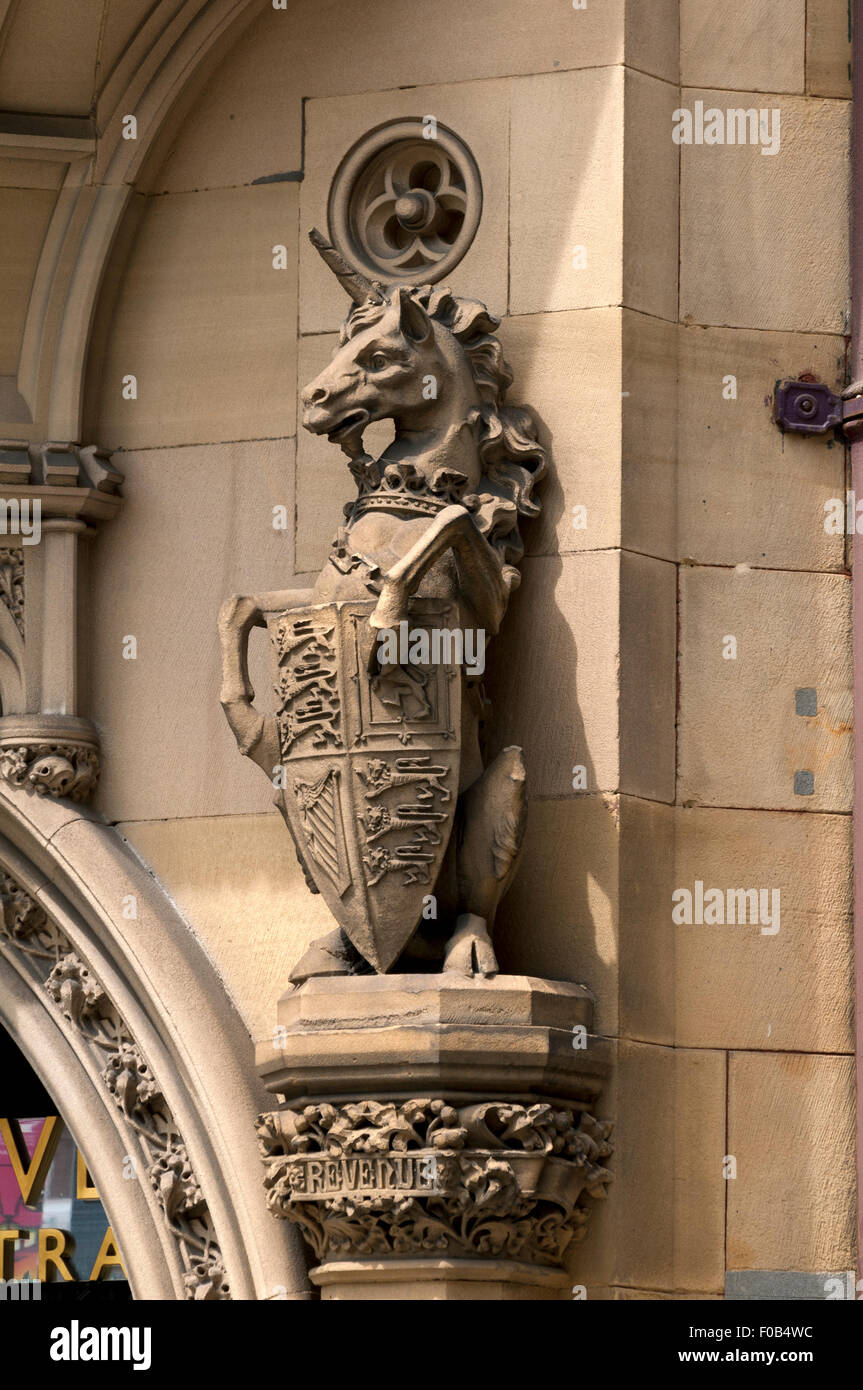 Estatua de un unicornio en la puerta de edificios de Lawrence, Mount Street, Manchester, Inglaterra, Reino Unido. Pennington y Brigden, 1874 Foto de stock