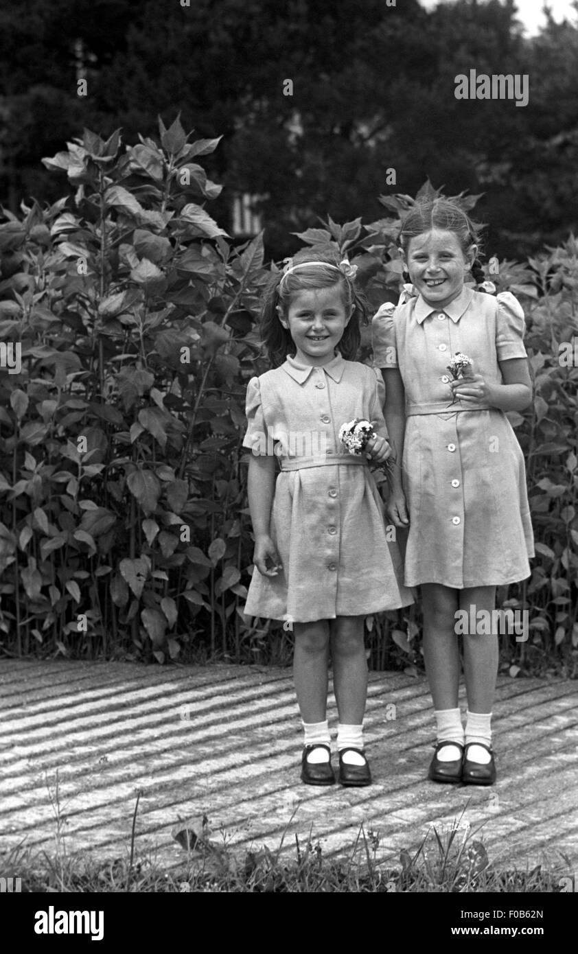 Ropa de niñas vintage fotografías e imágenes de alta resolución - Alamy