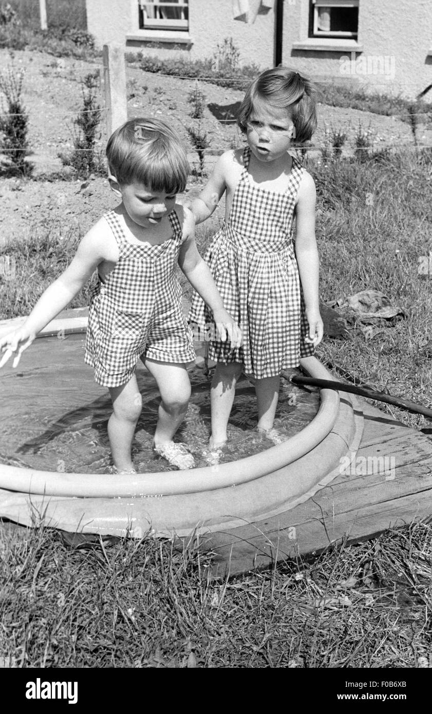 Niños en la piscina con ropa