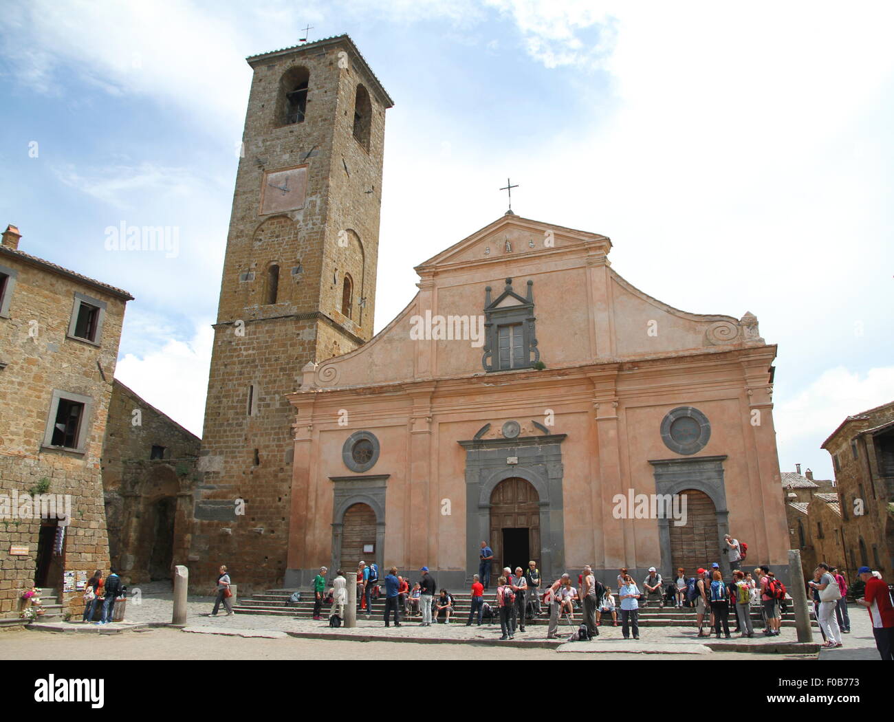 Iglesia de San Donato y turistas en Civita di Bagnoregio, Italia Foto de stock