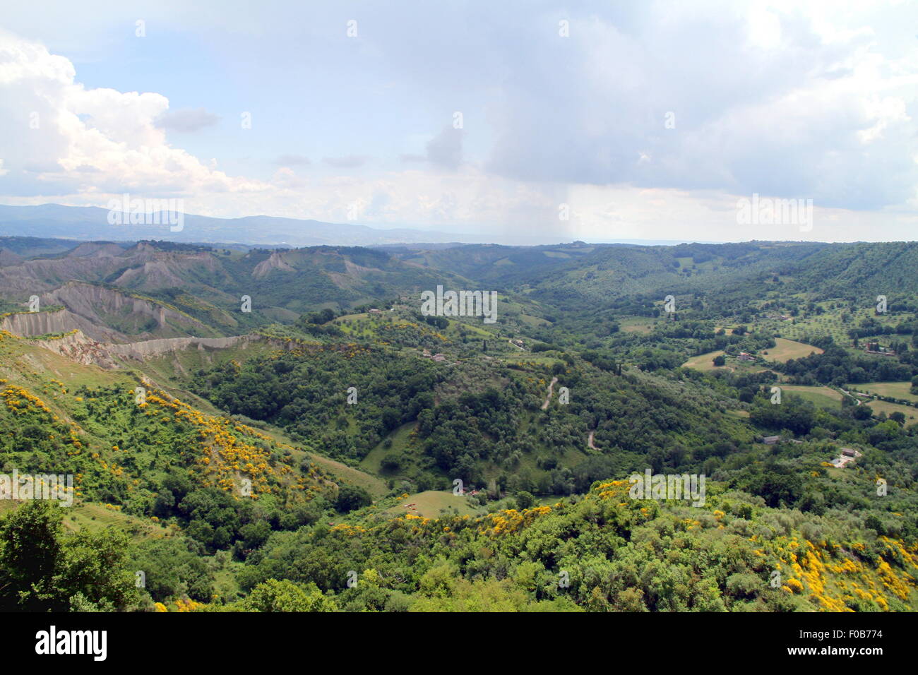 Valle verde en el centro de Italia Foto de stock