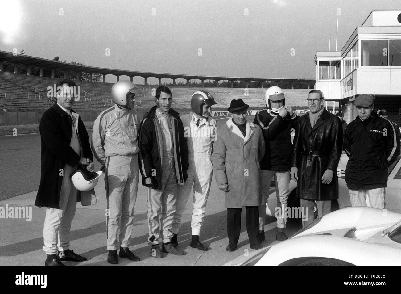 Los pilotos de Porsche en Hockenheim en Porsche 907 lanzamiento en el Hockenheimring 1967 - Scarfiotti Foto de stock