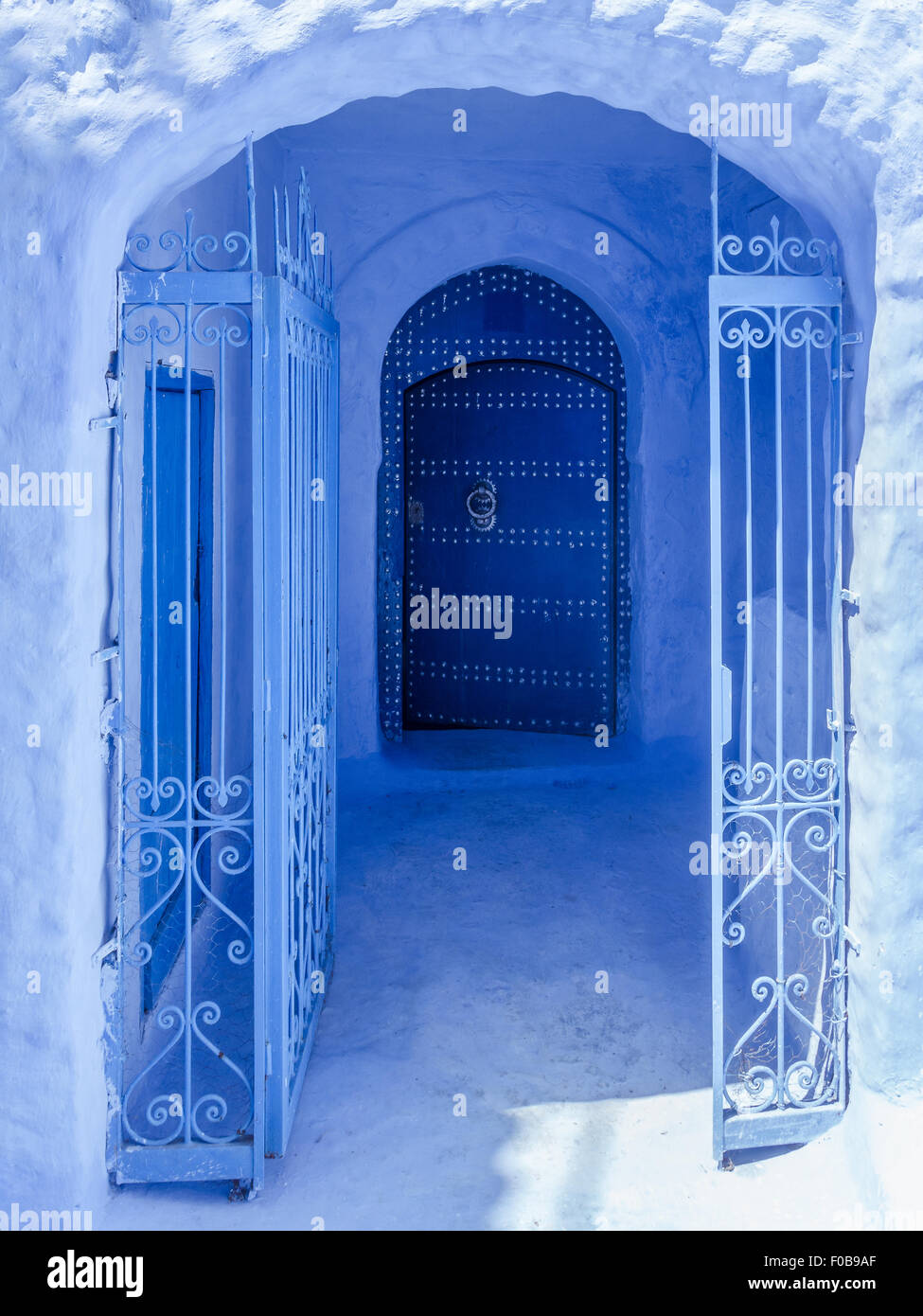 Entrada azul en la medina de Chefchaouen, al norte de Marruecos Foto de stock