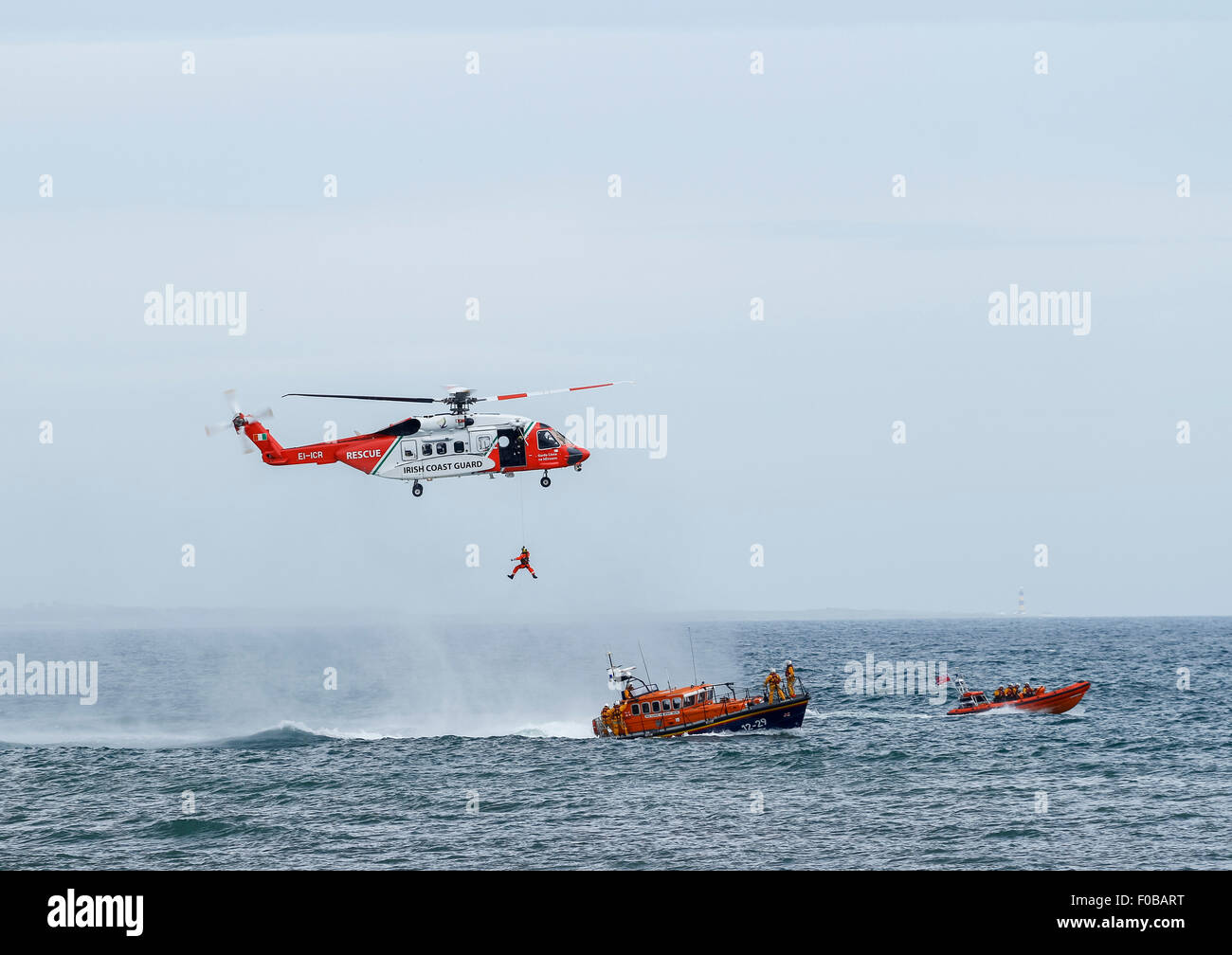 Helicóptero de la Guardia Costera irlandesa en ejercicio con salvavidas RNLI Foto de stock