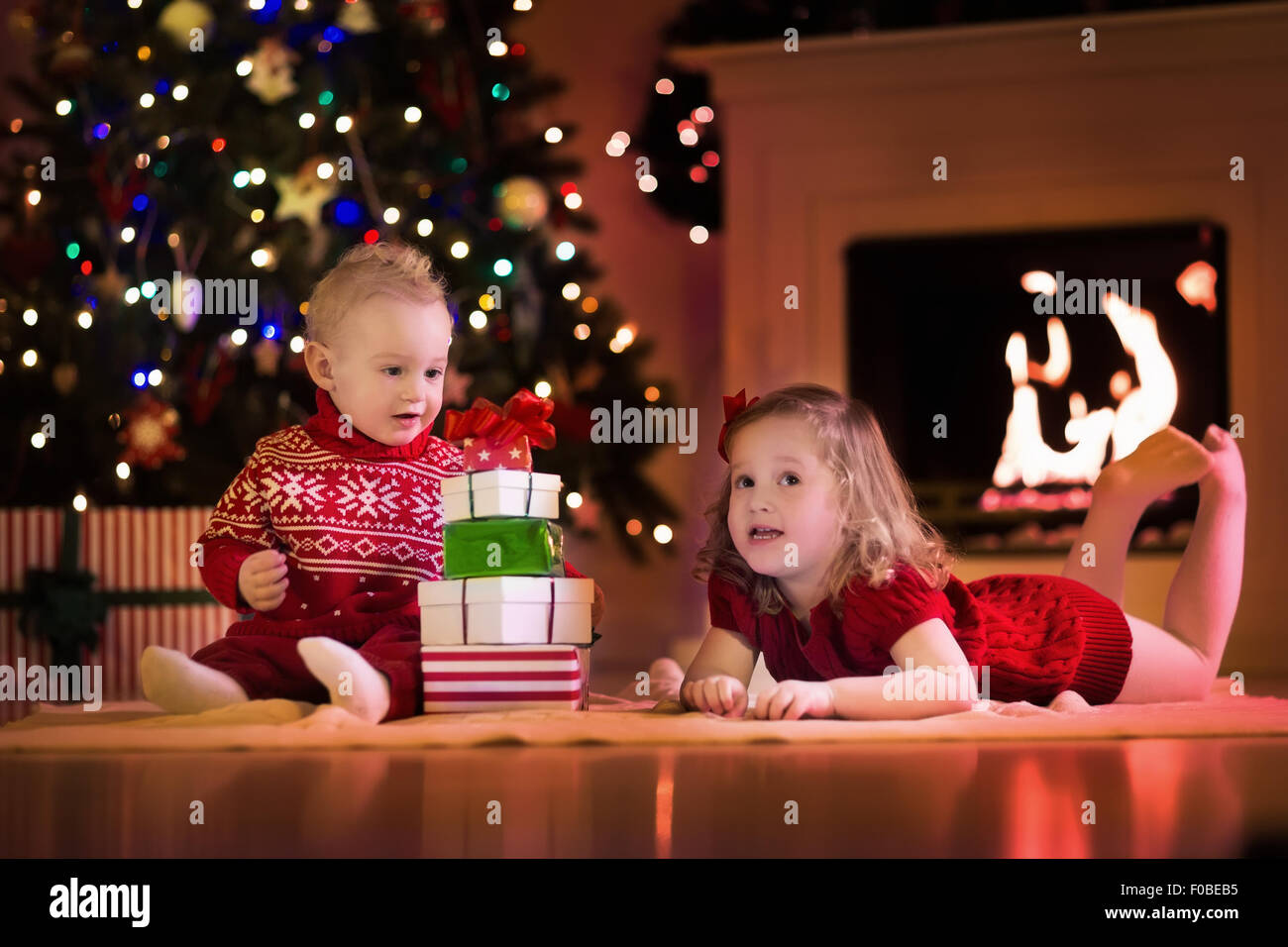 Niño de 2 años niño bebé niño abriendo un regalo de Navidad regalos de  Navidad Fotografía de stock - Alamy