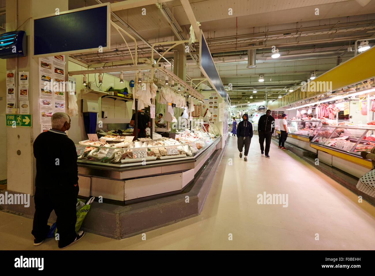 Comida fresca, carne y pescado en la plaza de toros de Birmingham (Reino Unido Mercado interior Foto de stock