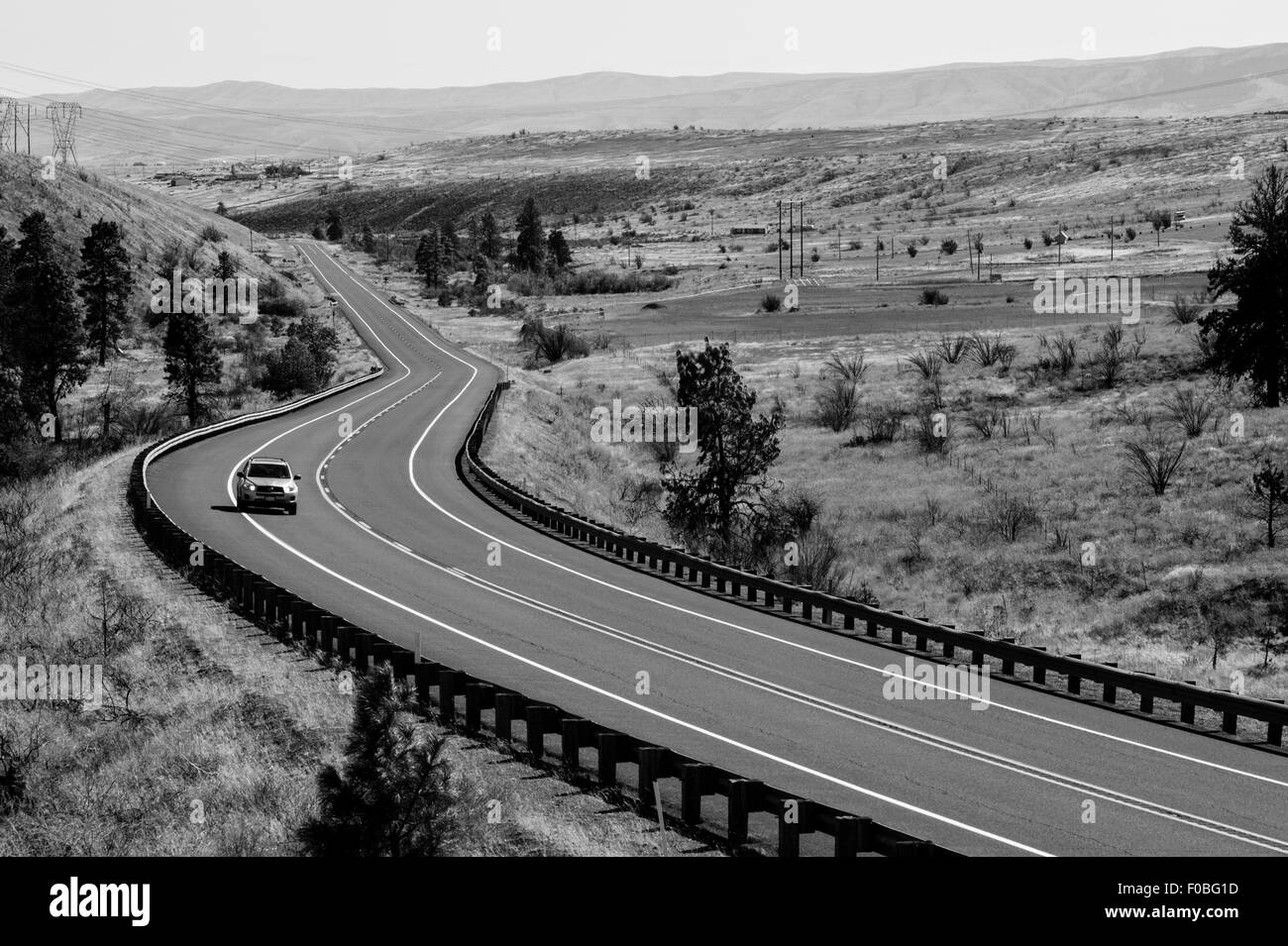 Curvy highway rodando a través de Washington oriental Foto de stock