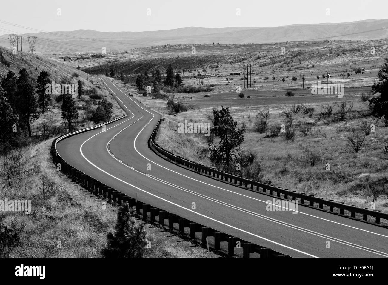 Curvy highway rodando a través de Washington oriental Foto de stock
