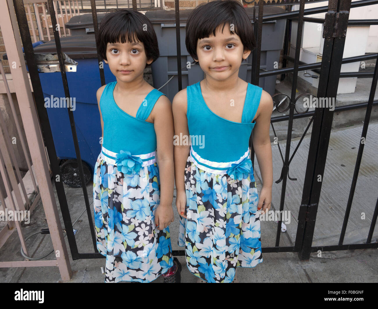 4 y.o. Gemelos idénticos a las niñas de Bangladesh en la calle Feria en 'Little Bangladesh' en la sección de Kensington de Brooklyn, Nueva York. Foto de stock