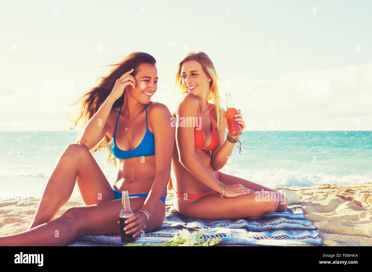 El estilo de vida, las niñas día de verano en la playa. Sus amigos en la playa al atardecer. Despreocupada vida feliz Foto de stock