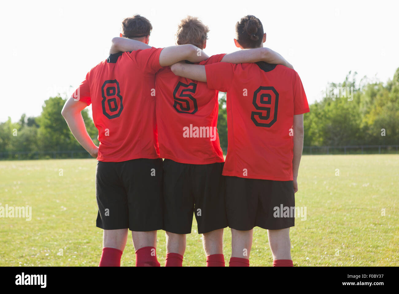 Los jugadores celebrando en campo de fútbol Foto de stock