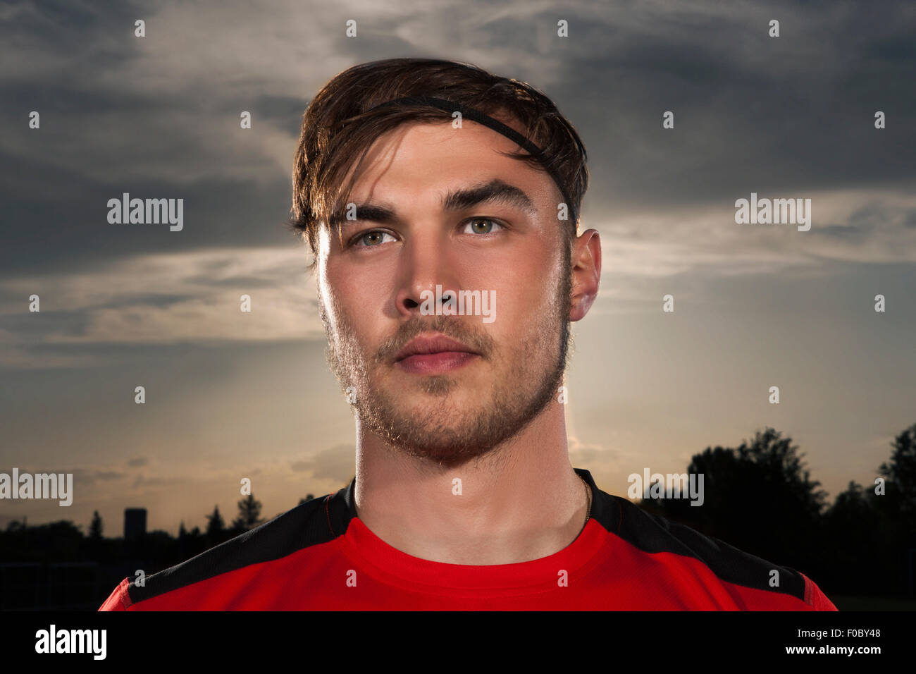 Cerca del joven jugador de fútbol mirando lejos Foto de stock