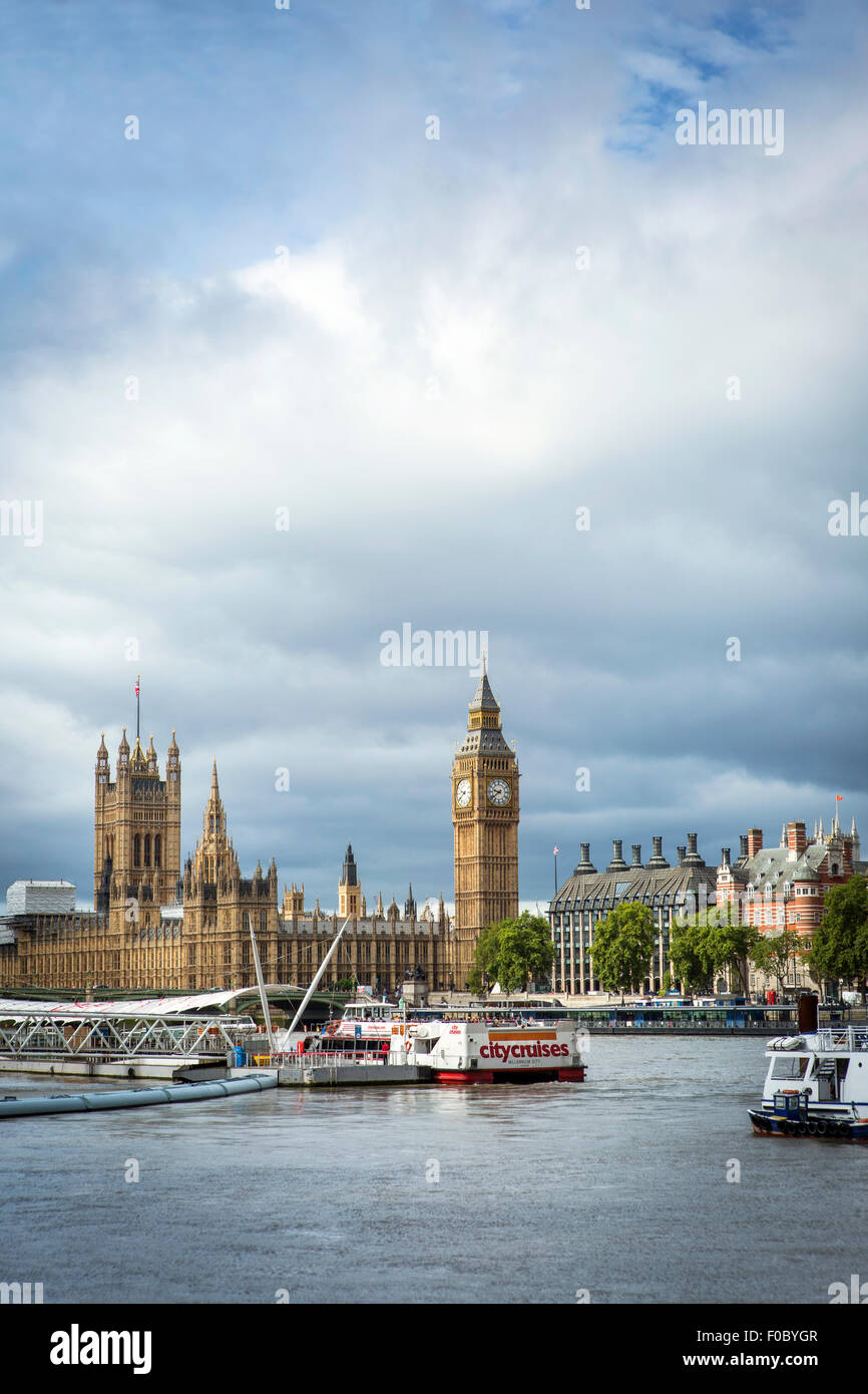 Edificios de Westminster, Río Támesis, Londres Foto de stock