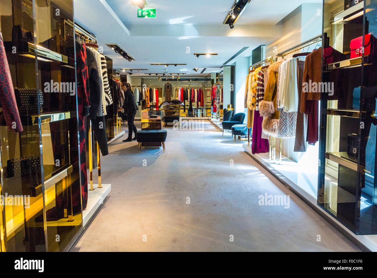 Paris, Francia, dentro de marcas de lujo, Gucci, tienda de ropa de mujer,  alta costura interior, los interiores contemporáneos, modo de etiquetas  Fotografía de stock - Alamy