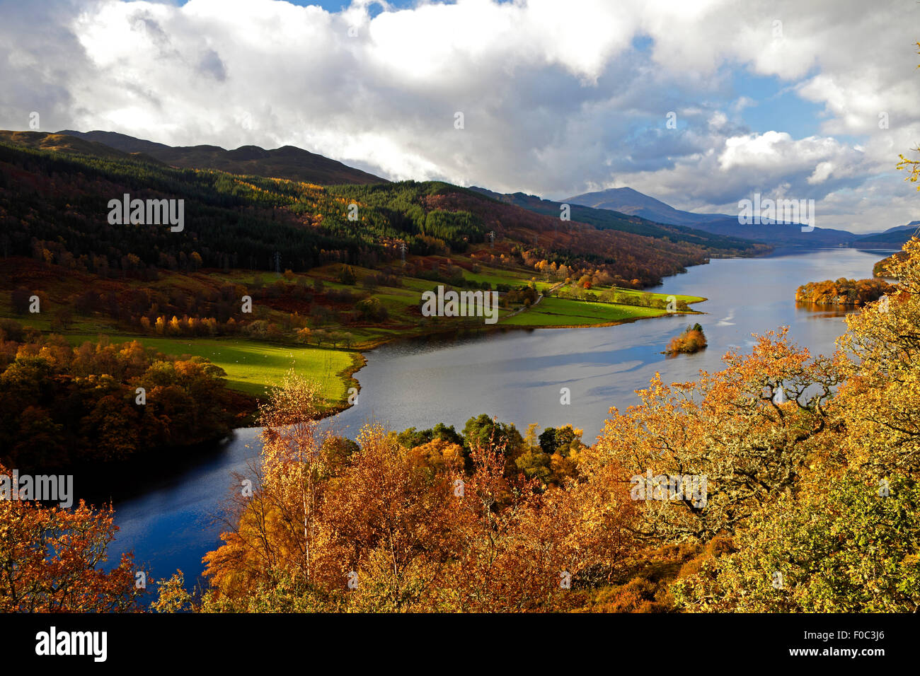 Vista de Queens en otoño mirando hacia la montaña Schiehallion Loch Tummel en antecedentes, Perthshire. Perth y Kinross, Escocia Foto de stock