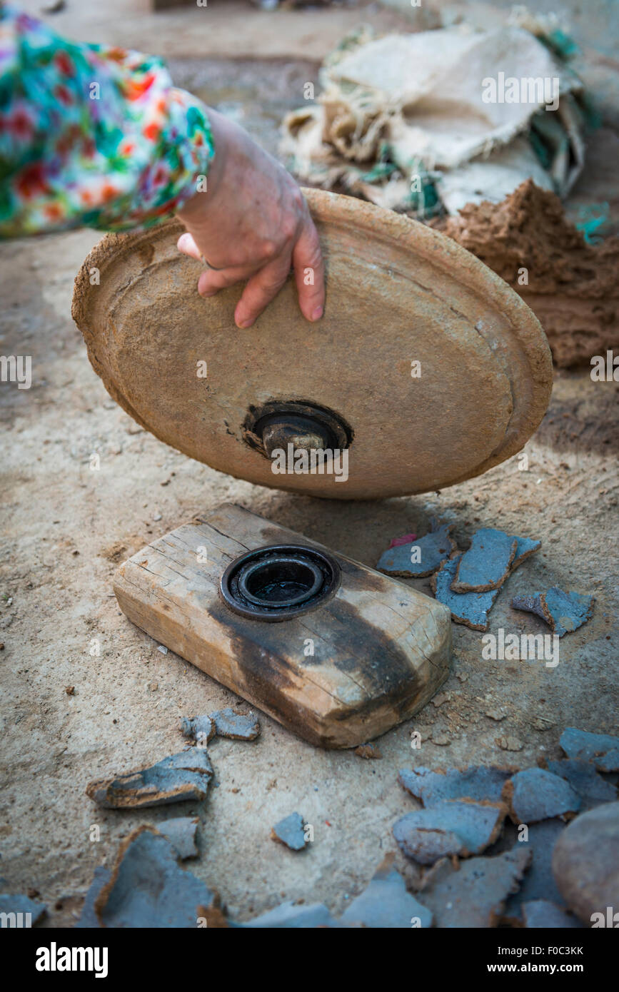 Un primitivo torno de alfarero para el acabado tradicional india ollas de arcilla en espiral Foto de stock