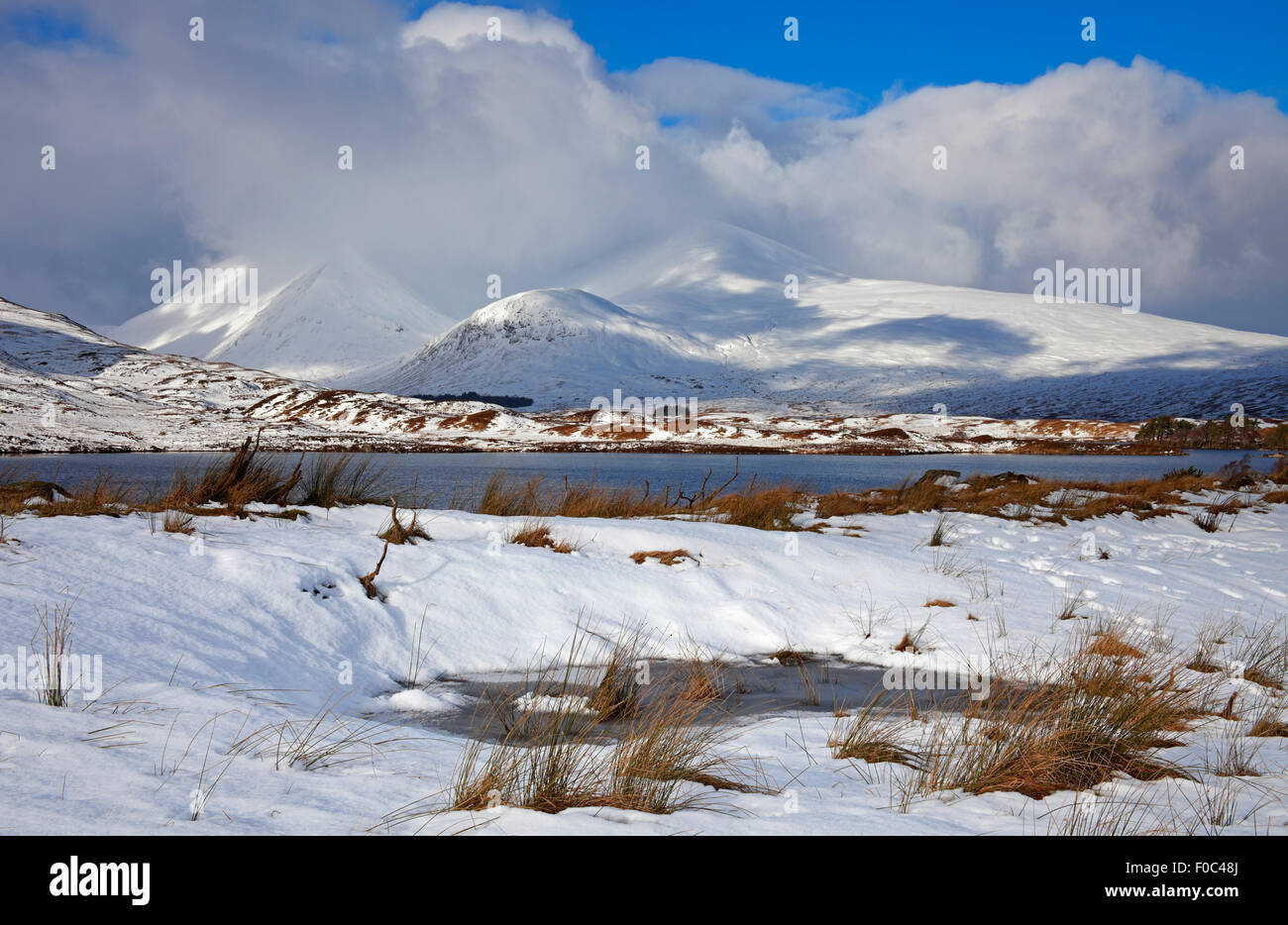 Cubiertas de nieve Rannoch Moor con montura negra con montañas al fondo Foto de stock