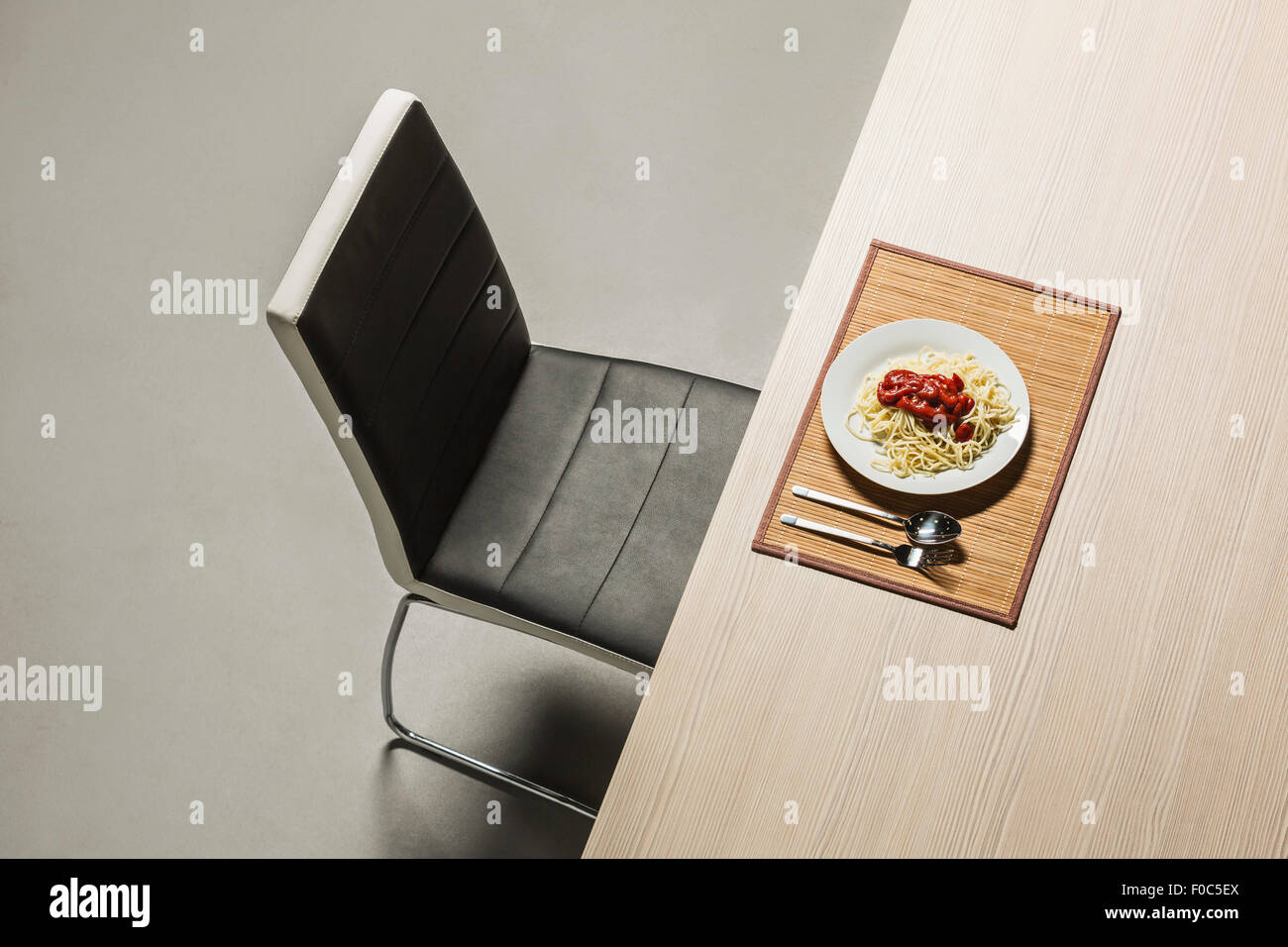 Espaguetis con salsa de tomate fresco servido en la placa en la tabla Foto de stock