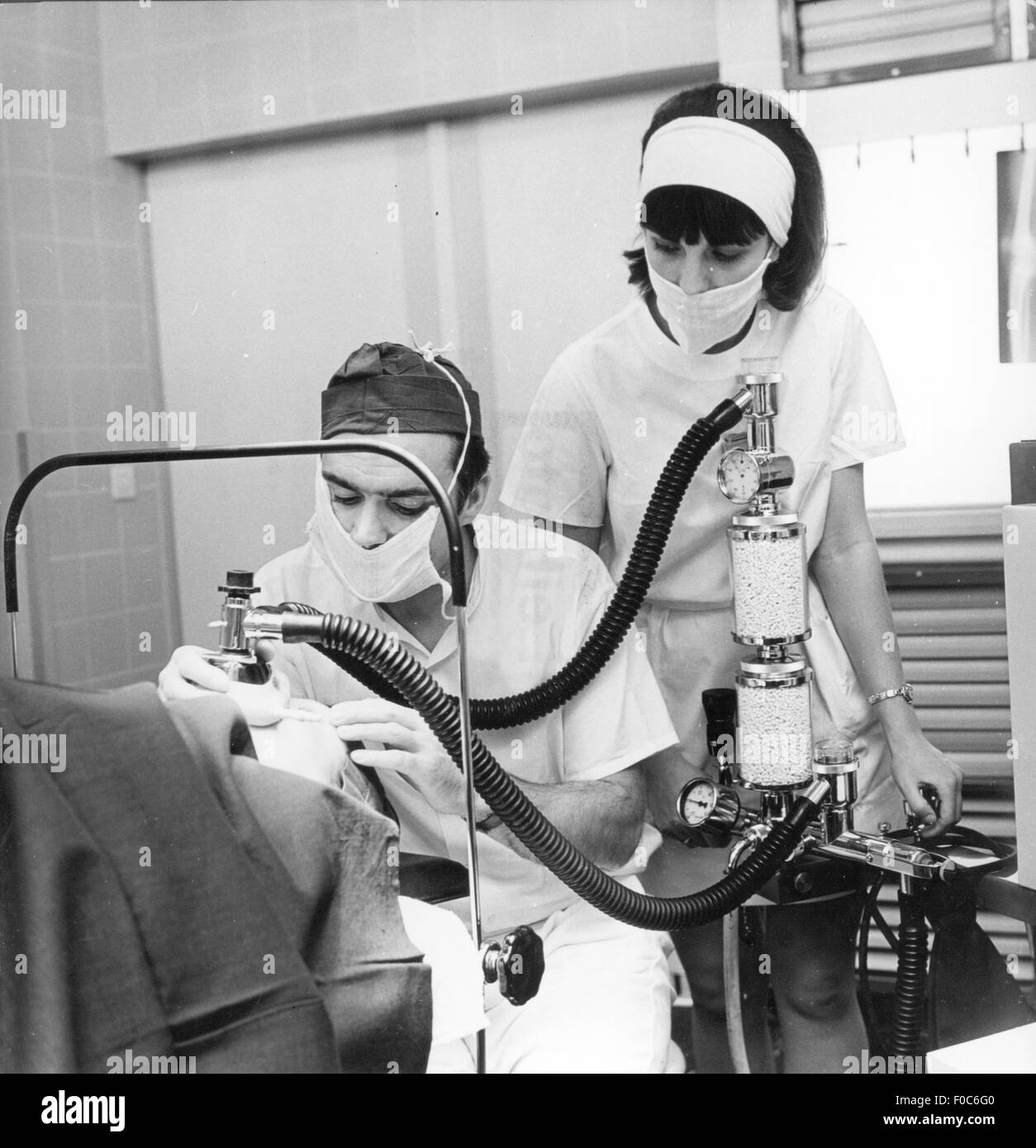 Anaesthetists with anaesthetic mask fotografías e imágenes de alta