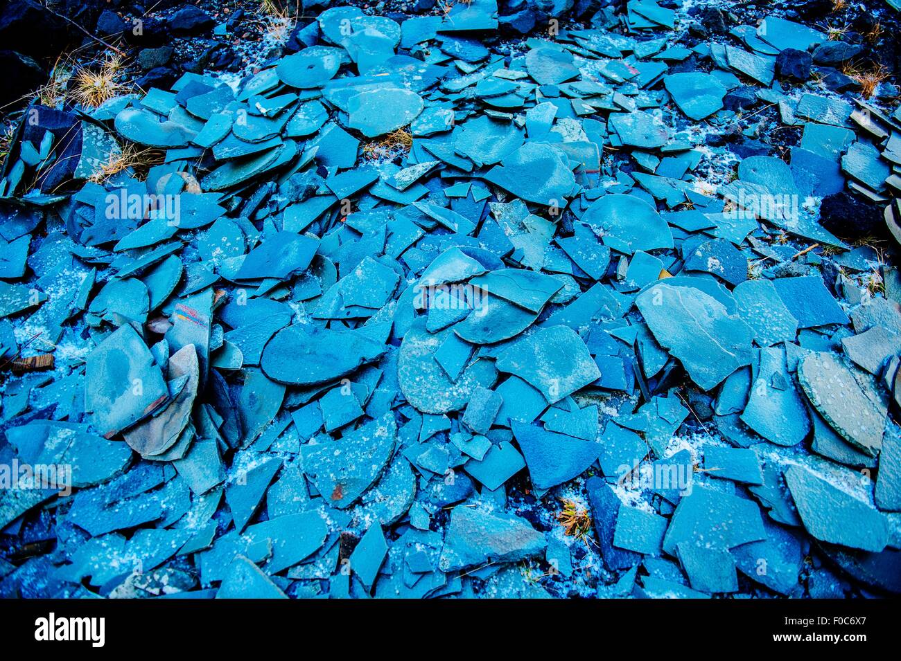 Una pila de materias azul pizarra fragmentos Foto de stock