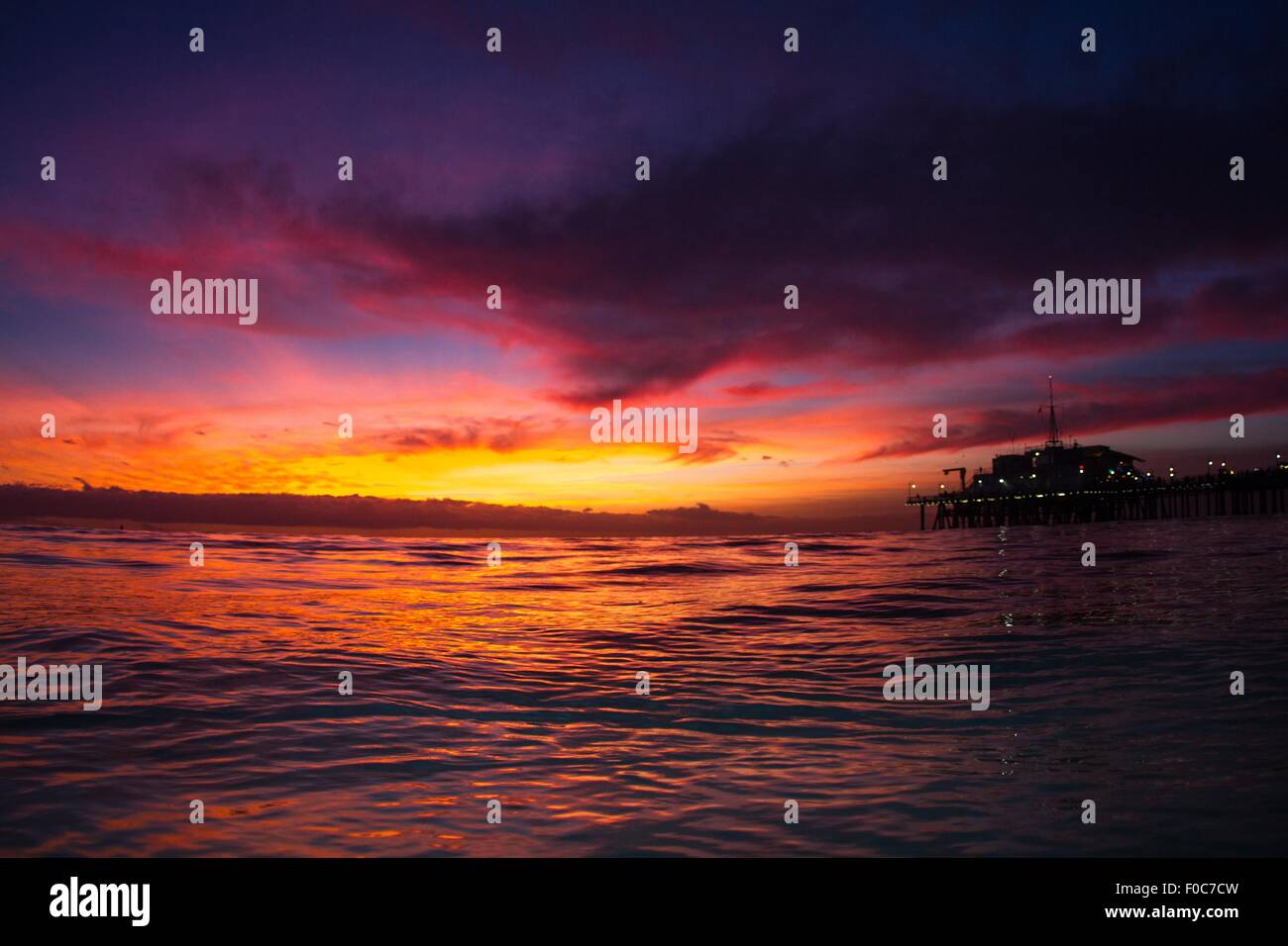 Santa Monica Pier y el océano, puesta de sol, California, EE.UU. Foto de stock