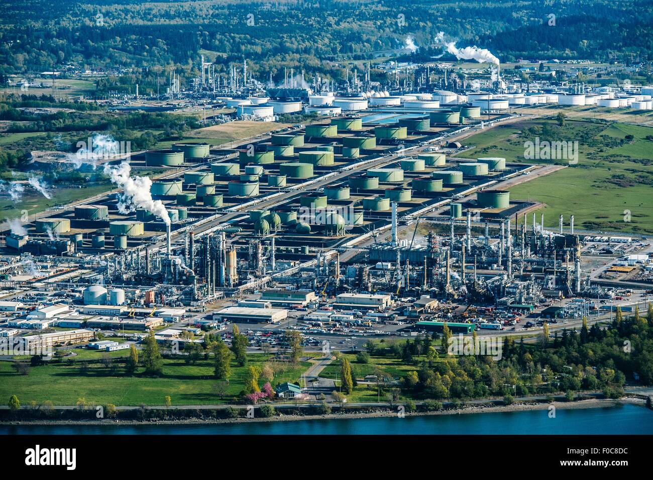 Un alto ángulo de vista de verde tanques de almacenamiento de petróleo en la refinería de petróleo Foto de stock