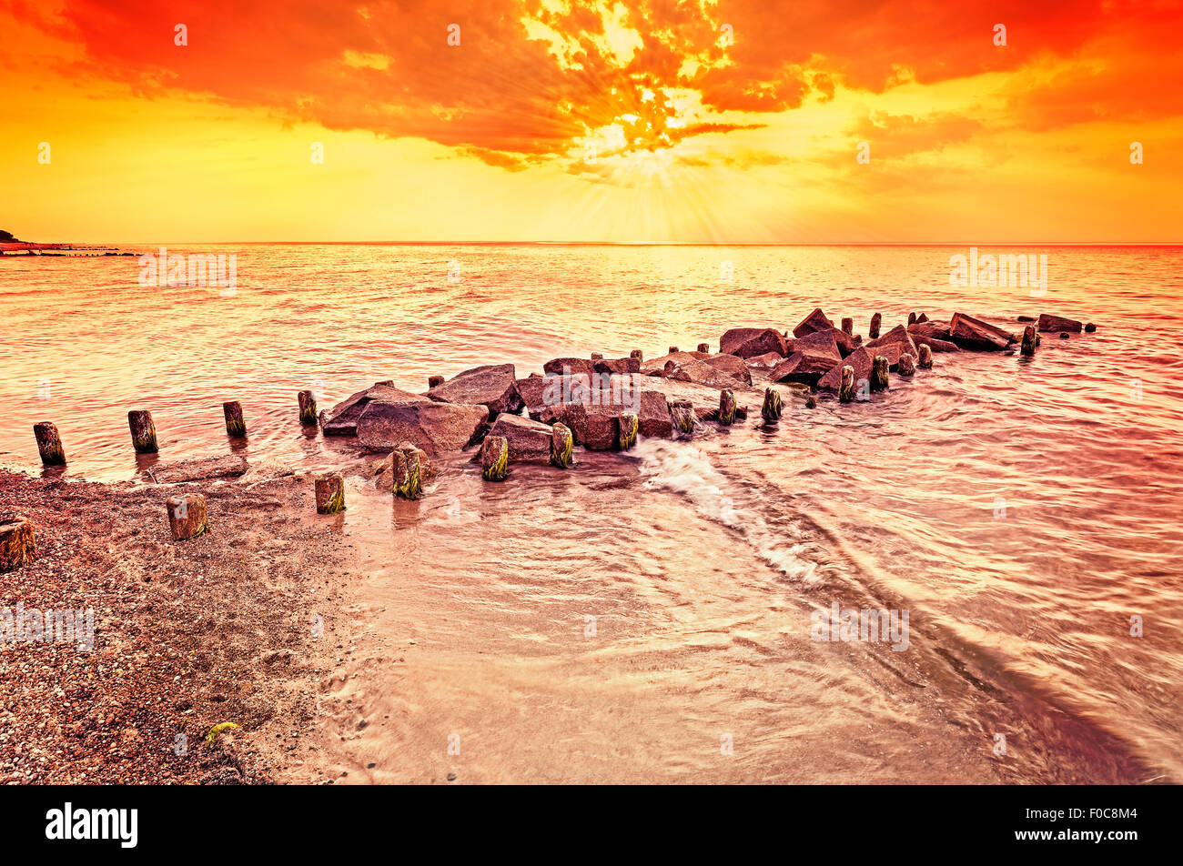 Ámbar hermoso atardecer en la playa, verano de fondo. Foto de stock