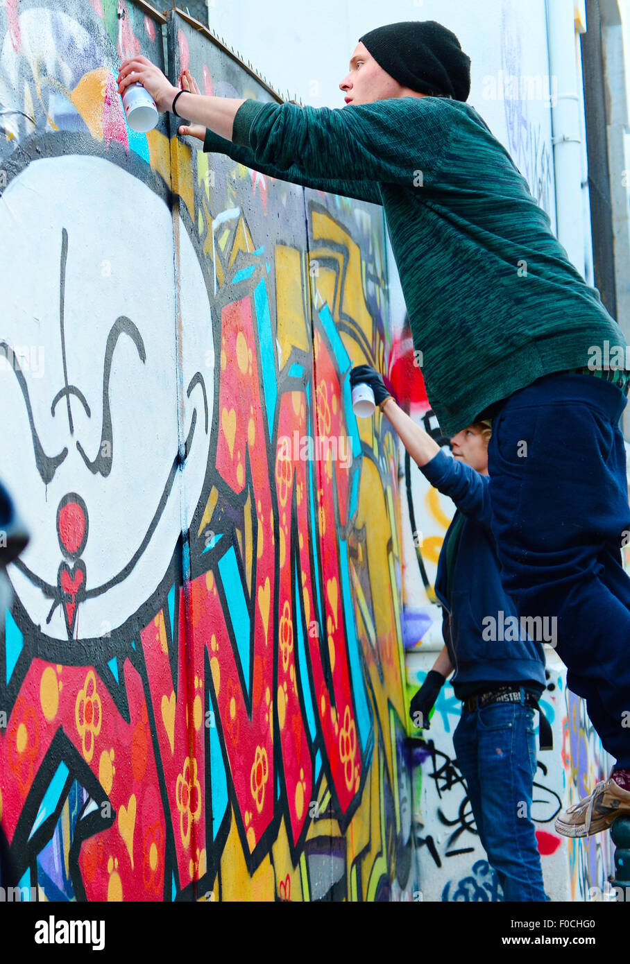Los niños pintadas en la pared en Lisboa.Junto con Londres, Berlín, Nueva York y otros Foto de stock