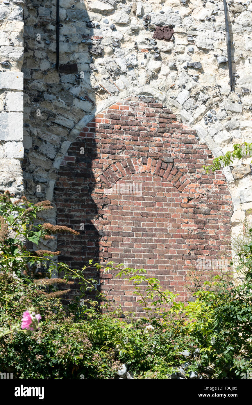 Tapiadas arco de la Iglesia de San Pedro, Sandwich, Kent. La torre se derrumbó en la década de 1660, causando el derrumbe de la pasarela del sur. Foto de stock